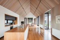 Jednoduchý moderní design klenutého stropu sedlové střechy